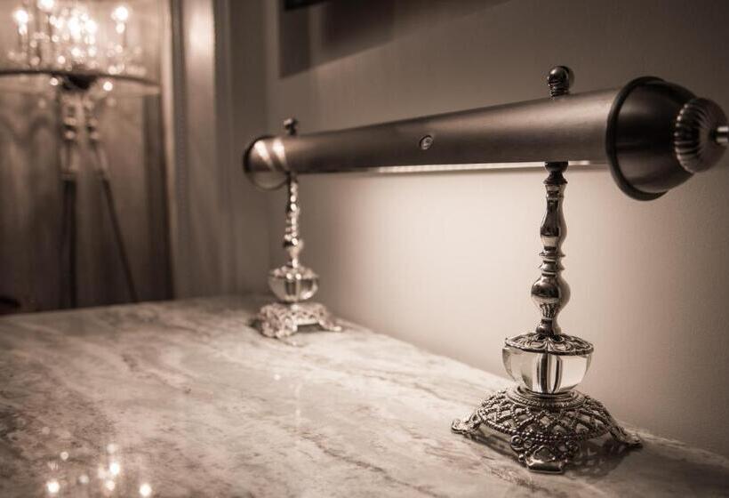 اتاق سوپریور با تخت بزرگ, The Ivey S