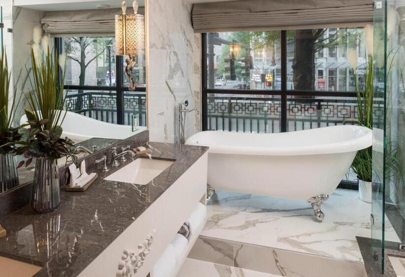 سوئیت با بالکن, The Ivey S