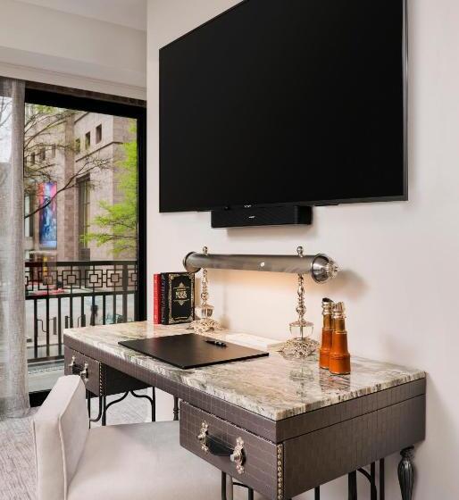 سوئیت با بالکن, The Ivey S