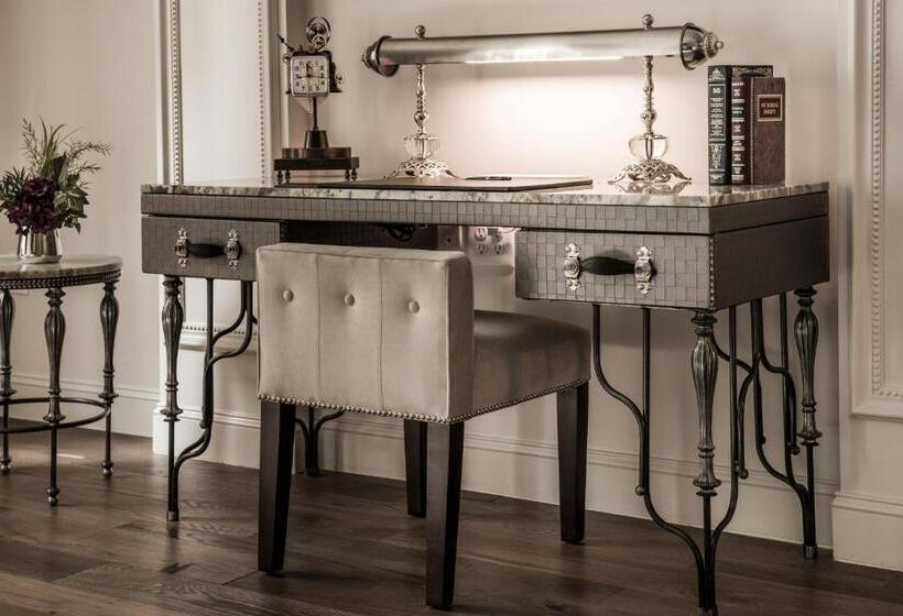 آپارتمان سوپریور 1 خوابه, The Ivey S