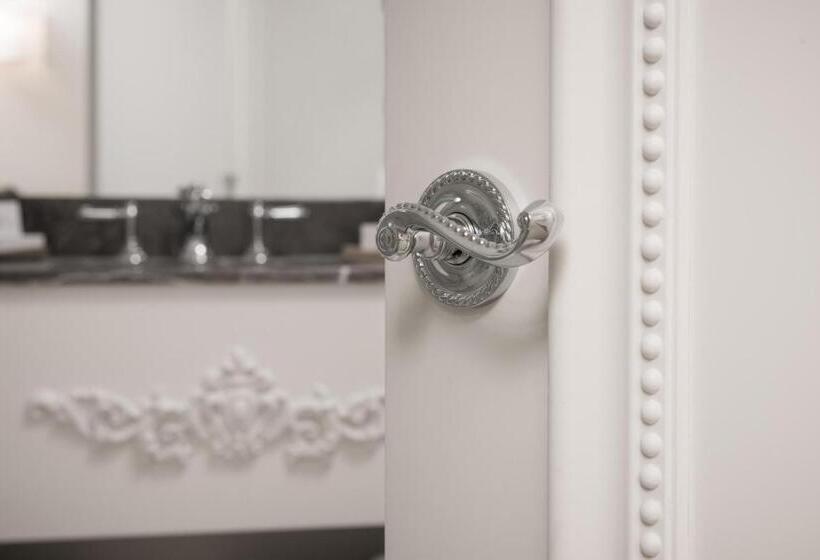 آپارتمان سوپریور 1 خوابه, The Ivey S