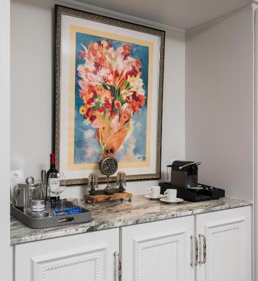 سوئیت با تخت بزرگ, The Ivey S