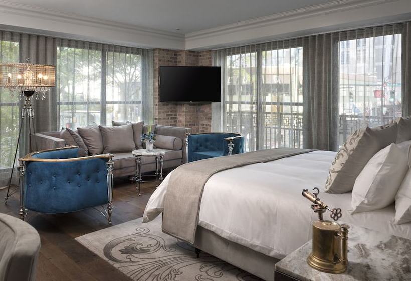 سوئیت با بالکن, The Ivey S