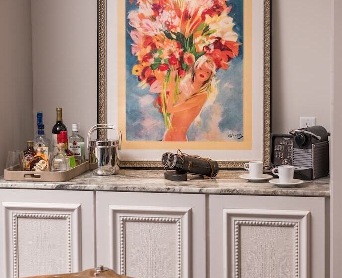 سوئیت با بالکن, The Ivey S