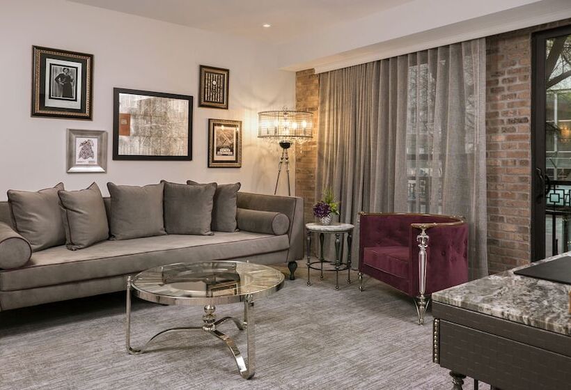 سوئیت با بالکن, The Ivey S