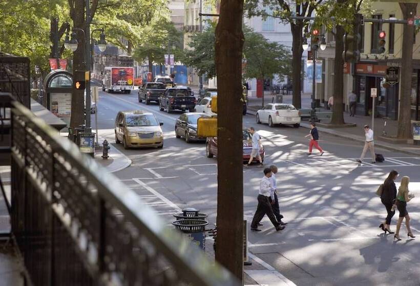 سوئیت با بالکن, The Ivey S