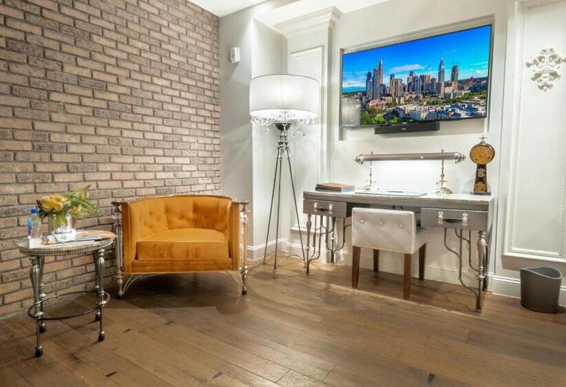 اتاق سوپریور با تخت بزرگ, The Ivey S