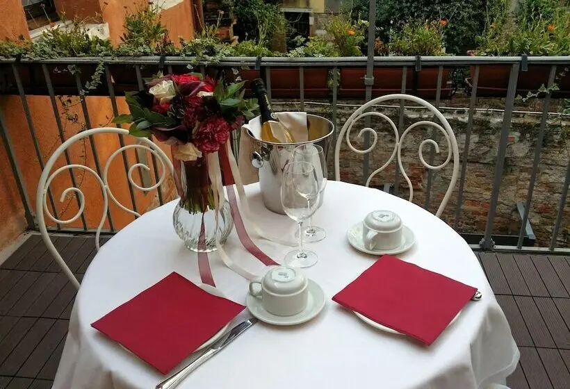سوییت جونیور, Ca  Nobile Corner