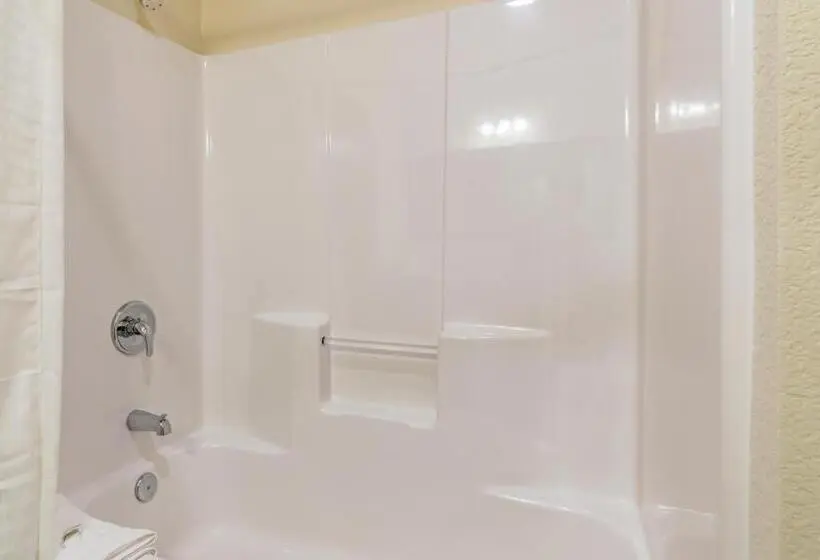キングサイズベッドのデラックスルーム, Cobblestone Inn & Suites   Lamoni