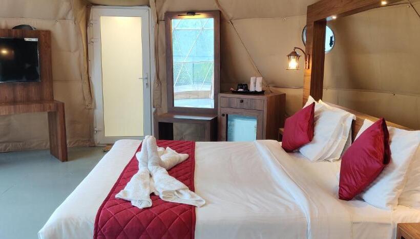 Standard Tent, Holiday Vagamon