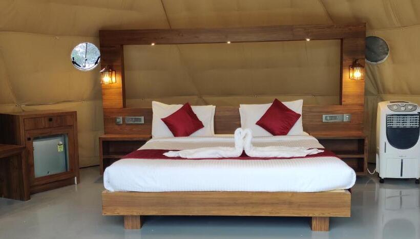 Standard Tent, Holiday Vagamon