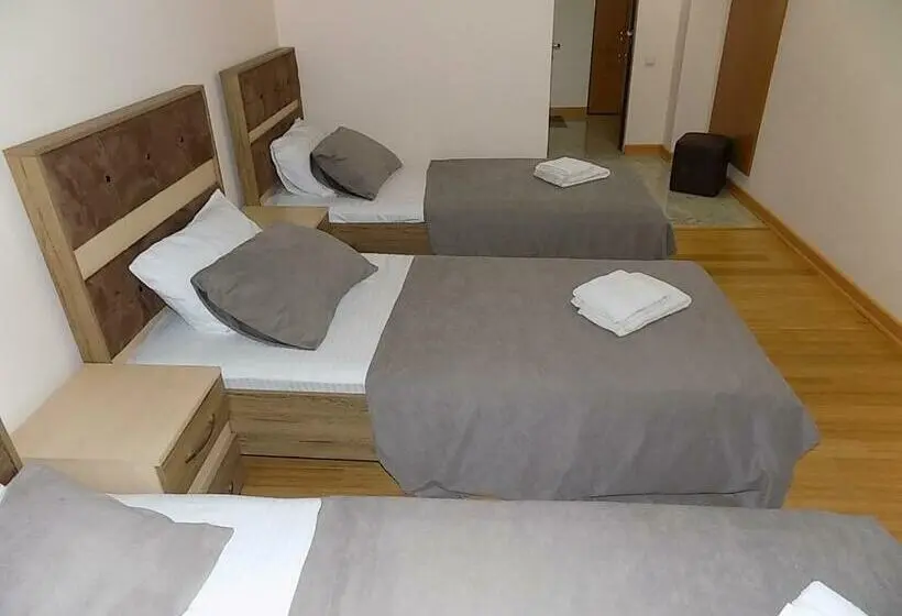 Standard Kolmen Hengen Huone, Mars