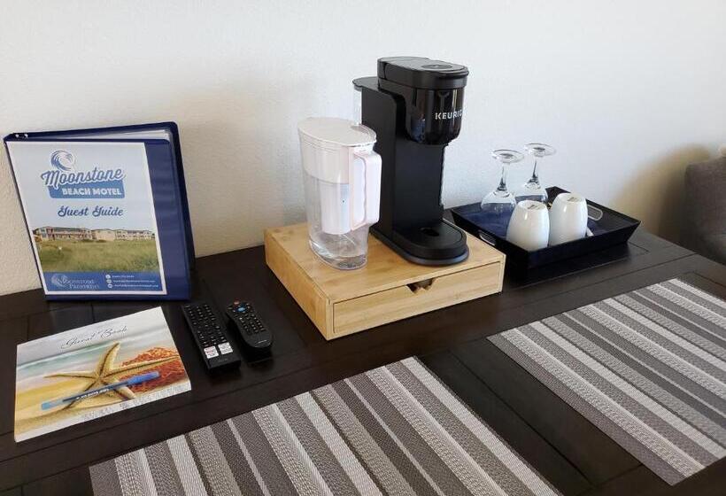 إستوديو قياسى, Moonstone Beach Motel