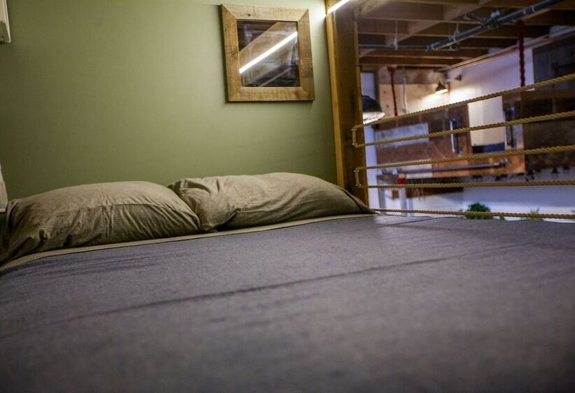 سرير فى غرفة مشتركه, Podshare East Hollywood