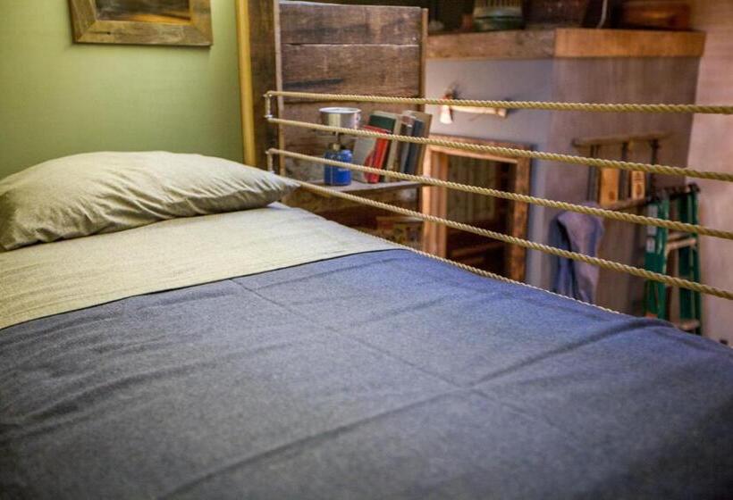 سرير فى غرفة مشتركه, Podshare East Hollywood