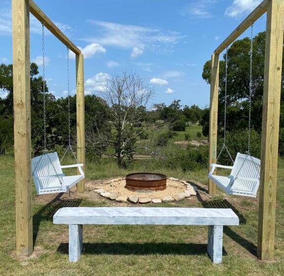 קוטג' דלוקס, City On A Hill At Spring Creek