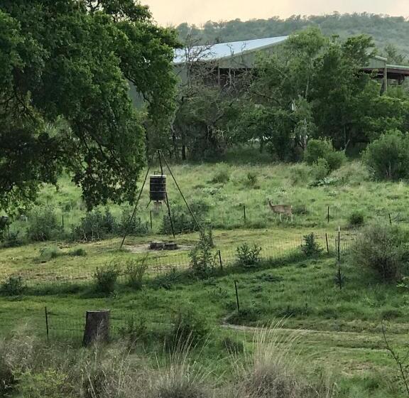 קוטג' דלוקס, City On A Hill At Spring Creek