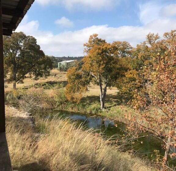 קוטג' דלוקס, City On A Hill At Spring Creek