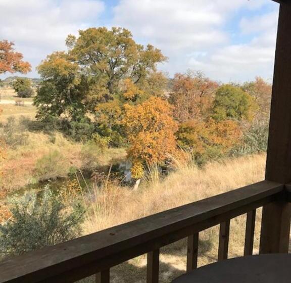 קוטג' דלוקס, City On A Hill At Spring Creek