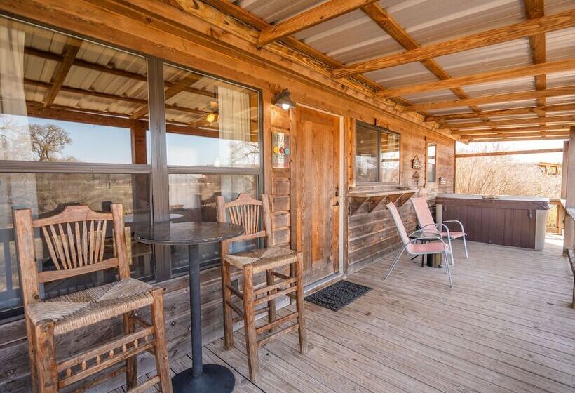 קוטג' דלוקס, City On A Hill At Spring Creek