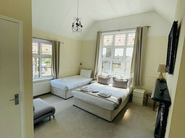 غرفة عائلية, The Six Bells