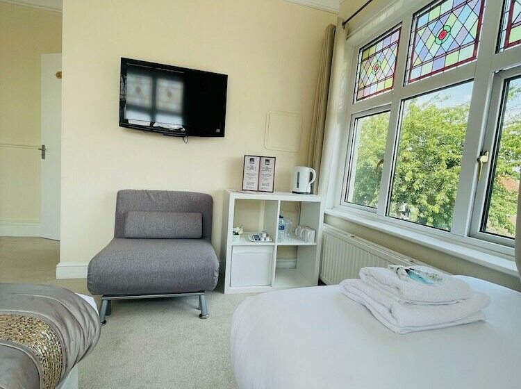 غرفة عائلية, The Six Bells