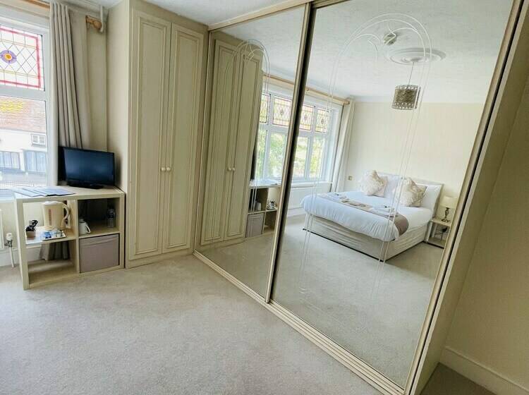 غرفة ديلوكس, The Six Bells