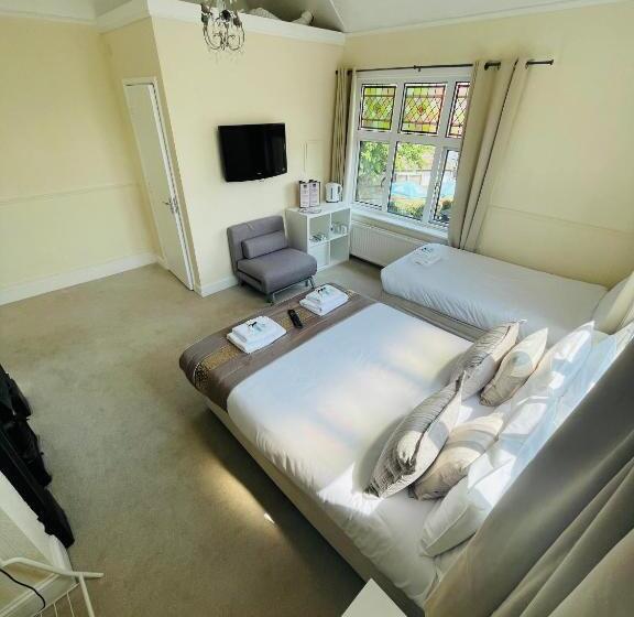 غرفة عائلية, The Six Bells