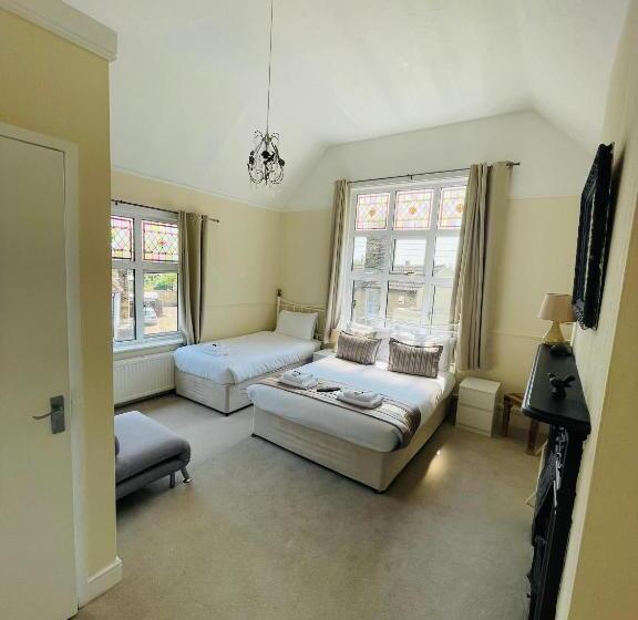 غرفة عائلية, The Six Bells