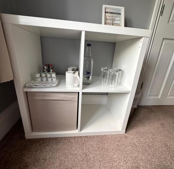 جناح عائلي, The Six Bells