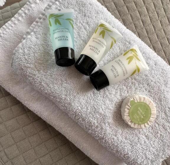 جناح عائلي, The Six Bells