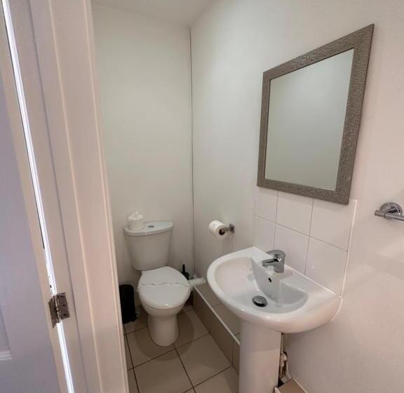 جناح عائلي, The Six Bells