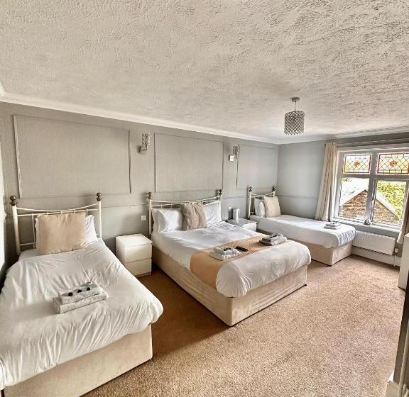 جناح عائلي, The Six Bells