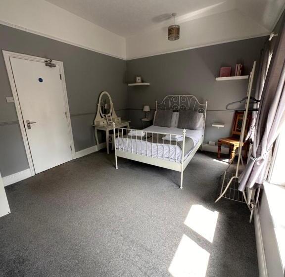 غرفة ديلوكس, The Six Bells