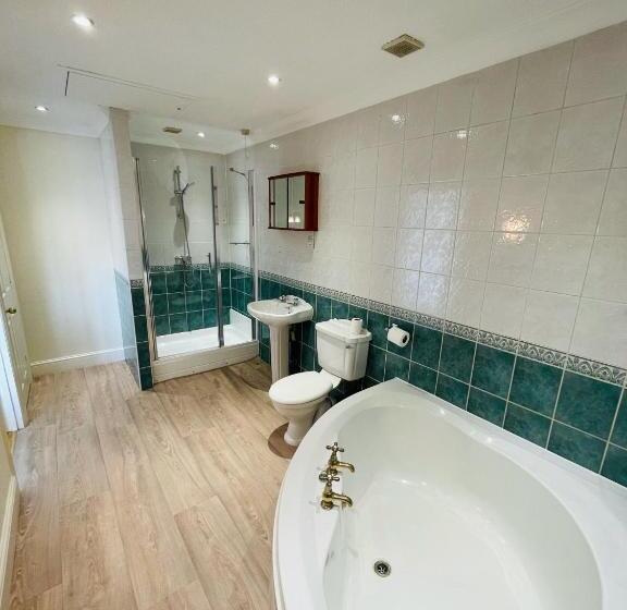 غرفة ديلوكس, The Six Bells