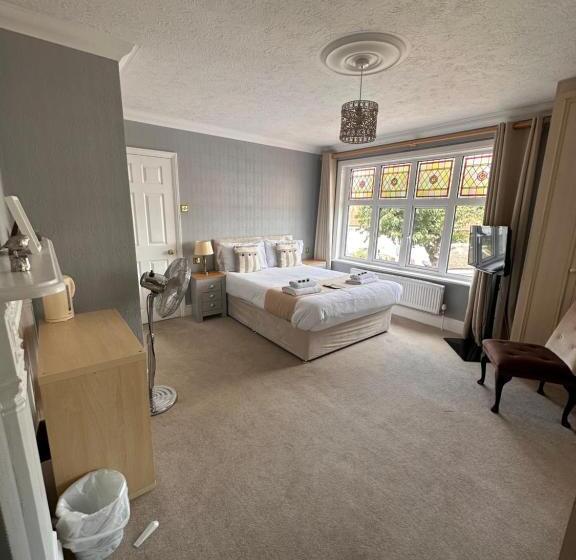 غرفة ديلوكس, The Six Bells