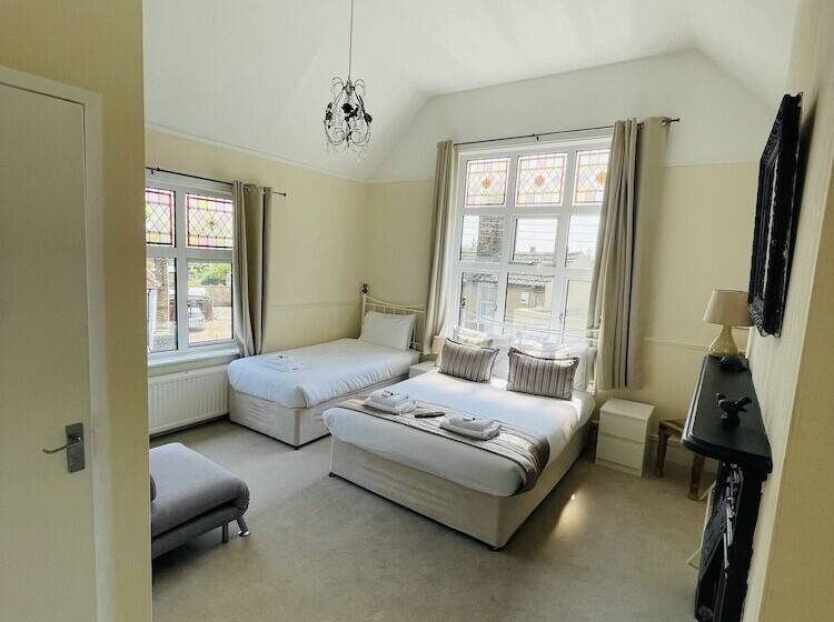 جناح عائلي, The Six Bells