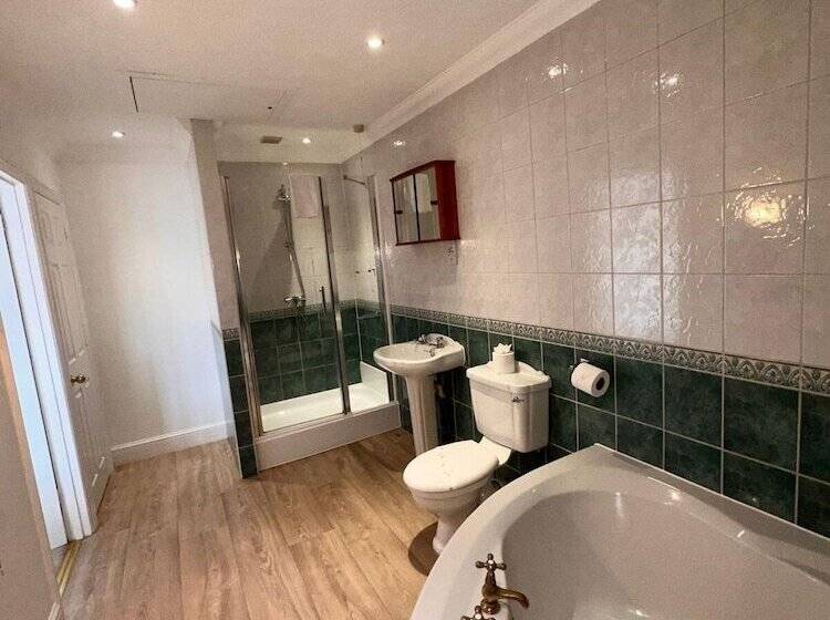 غرفة ديلوكس, The Six Bells