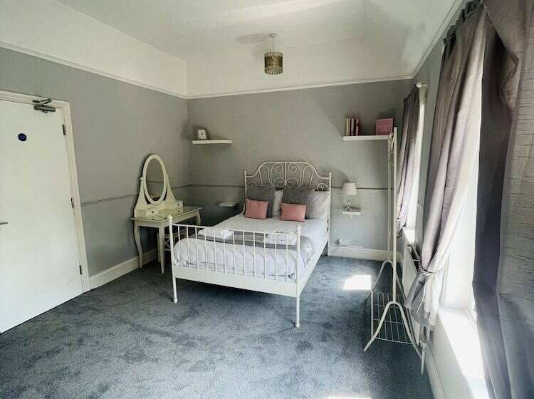 غرفة ديلوكس, The Six Bells