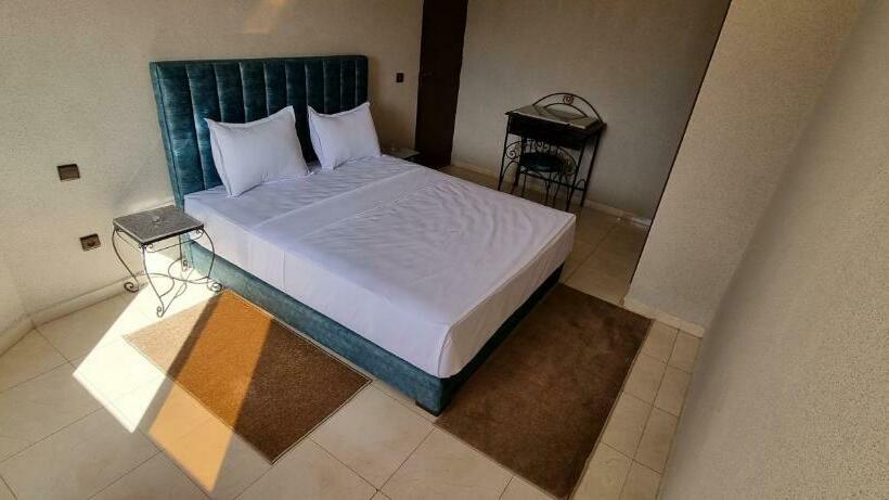 اتاق یک تخته با چشم‌انداز استخر, Beach Club La Perle