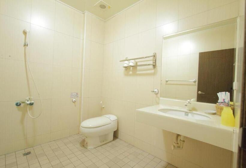 اتاق استاندارد چهارنفره با بالکن, Sanyi Sakura Resort