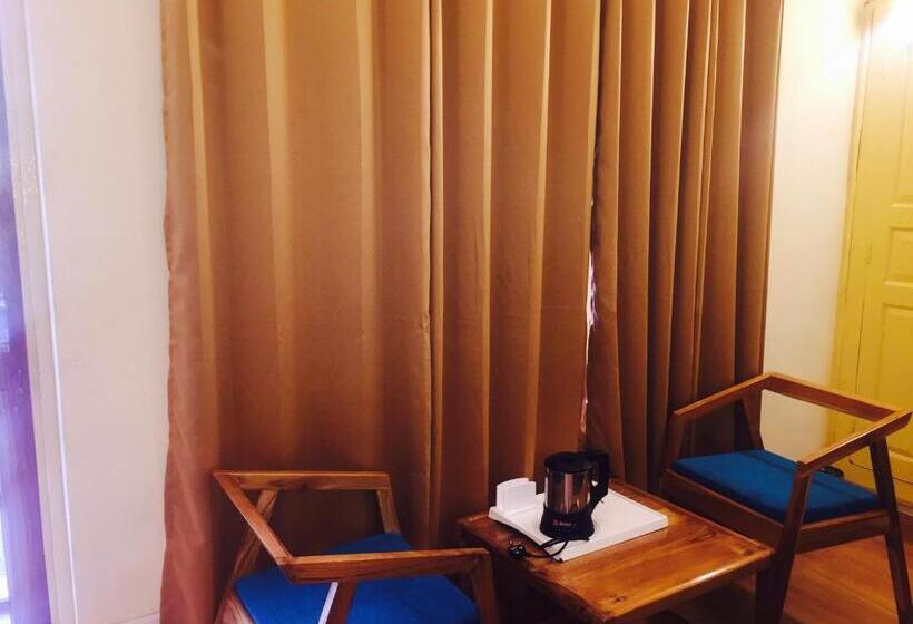 חדר דלוקס, The Woods