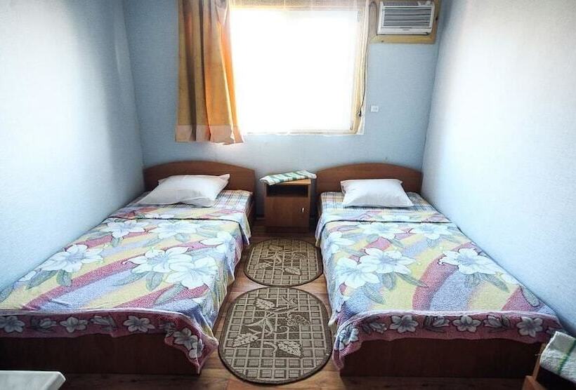 غرفة إقتصادية ثلاثية, Golubaya Laguna