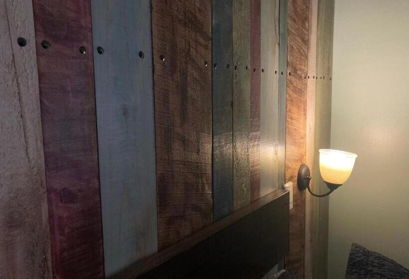 غرفة قياسية مزوَّدة بتراس, La Petite France