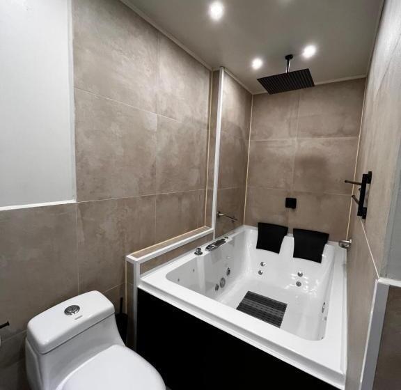 جناح مزود بجاكوزى, La Petite France