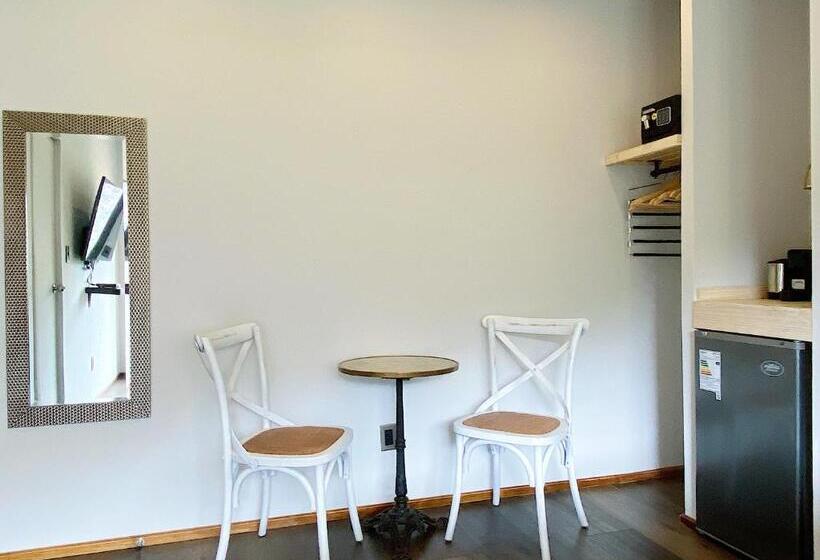 غرفة قياسية سرير كينج, La Petite France