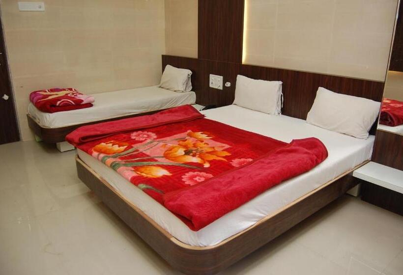 חדר בסיסי לשלושה, Milan