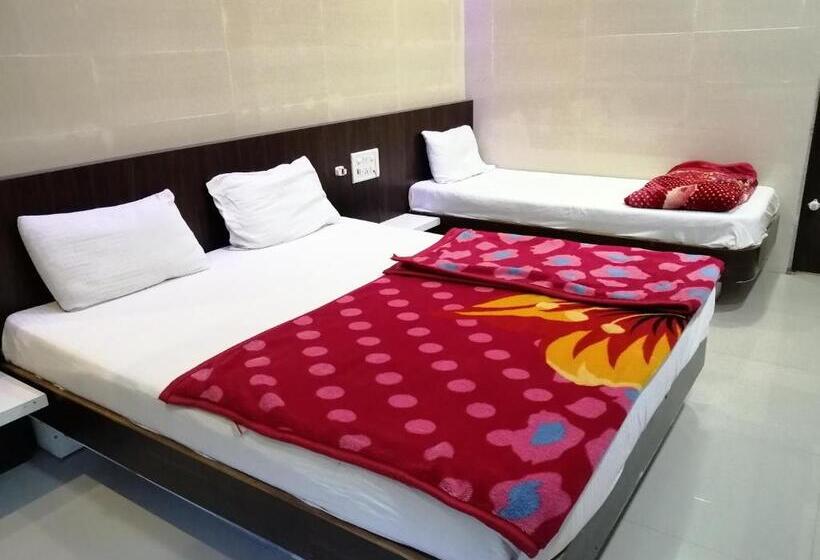 חדר בסיסי לשלושה, Milan