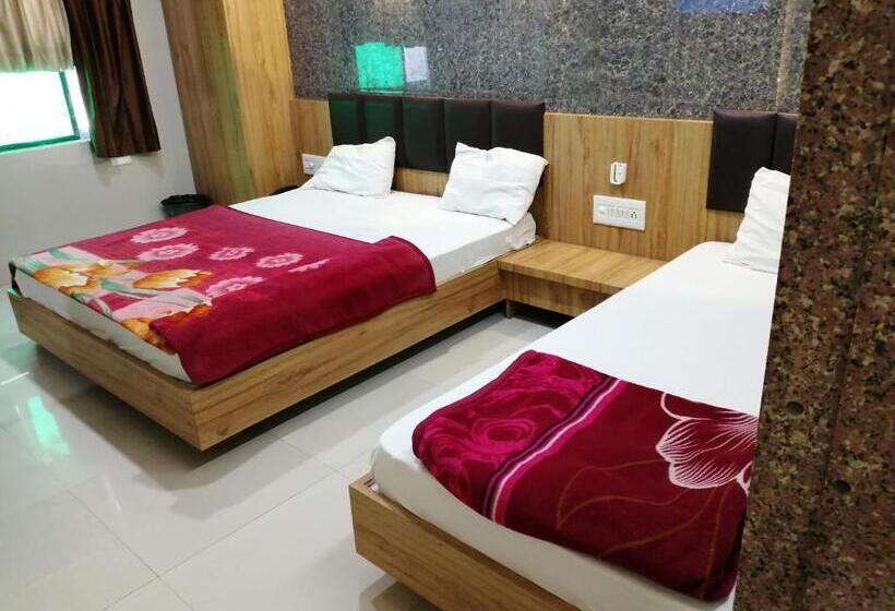 חדר בסיסי לשלושה, Milan