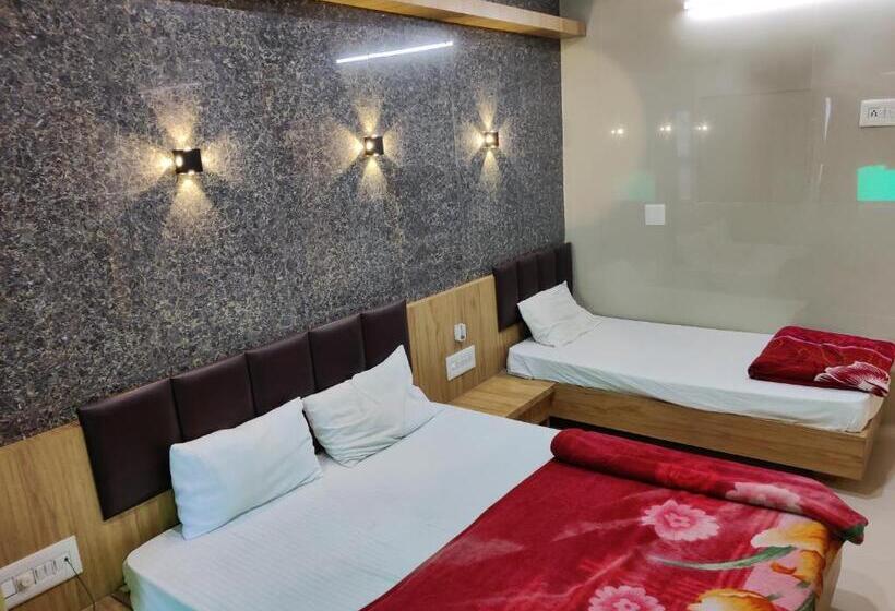 חדר בסיסי לשלושה, Milan